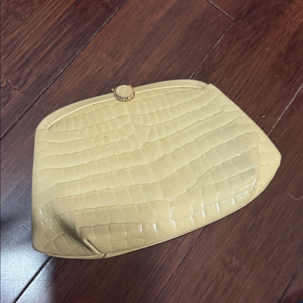Elegant Cream Crocodile-Embossed Snap Clutch Leather VINTAGE Saks Fifth Avenue